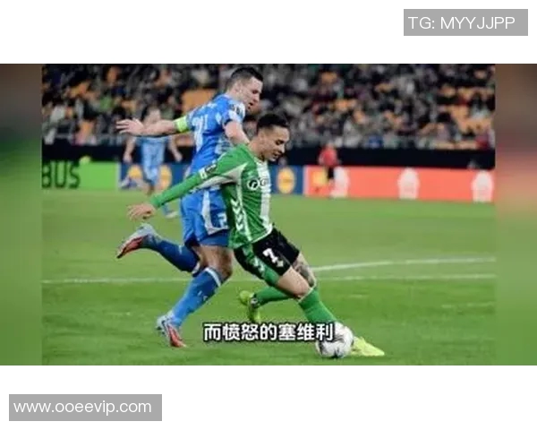 足球明星遭遇球迷失控现场被扔物品引发热议与安全隐患讨论